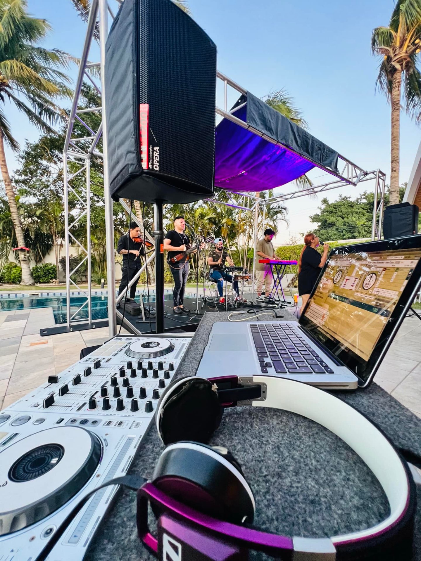 Show en vivo junto a la piscina